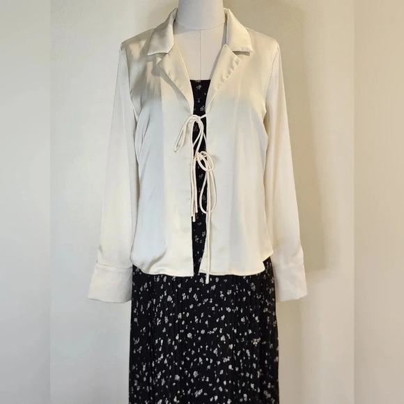 NWOT || AUGUST SKY || satin tie shirt/jacket - Picture 3 of 8